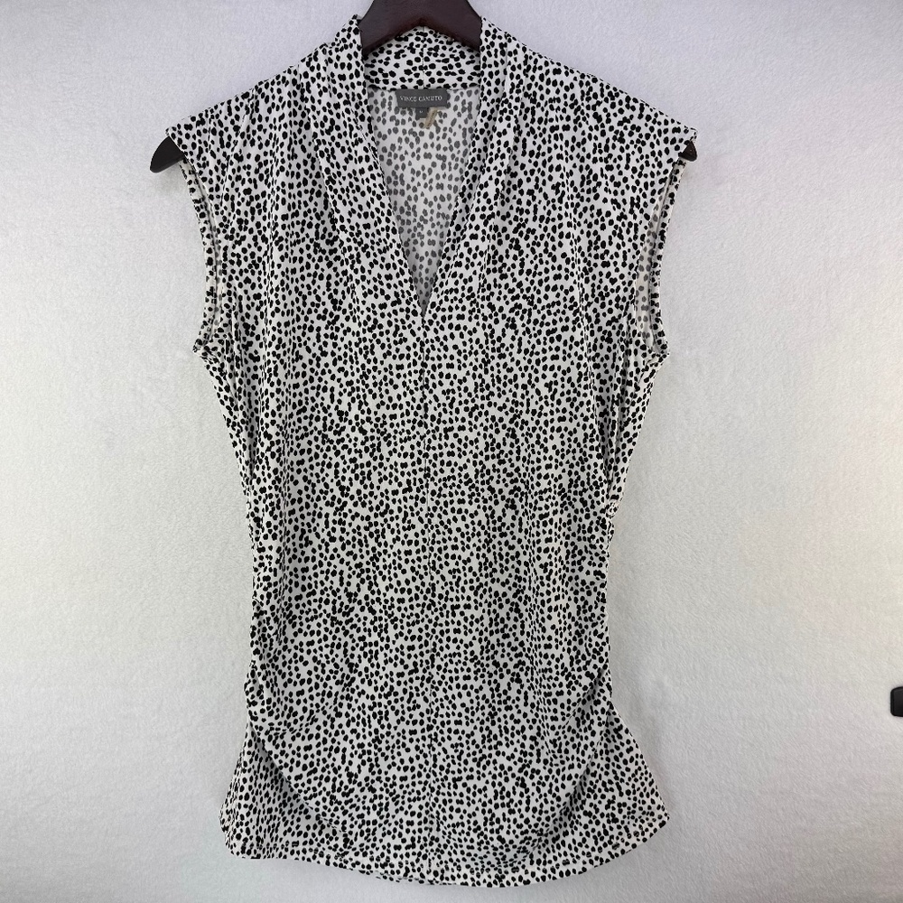 Vince Camuto Top Sz M V-Neck White and Black Print Ruched Sides Flattering Fit